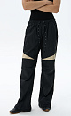 Спортивные брюки из 100% нейлона. Модель свободного силуэта, с широким эластичным поясом на резинке, дополненным кулиской. Изделие декорировано контрастными вставками. Дополнить образ можно олимпийкой в таком же стиле. 