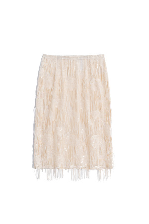 молочный Юбка длины миди с геометрическим орнаментом, вышитым прозрачными пайетками. Модель декорирована россыпью пайеток и бахромой на подоле. Изделие выполнено без подкладки.