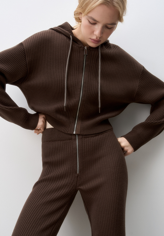 Трикотажный бомбер с капюшоном