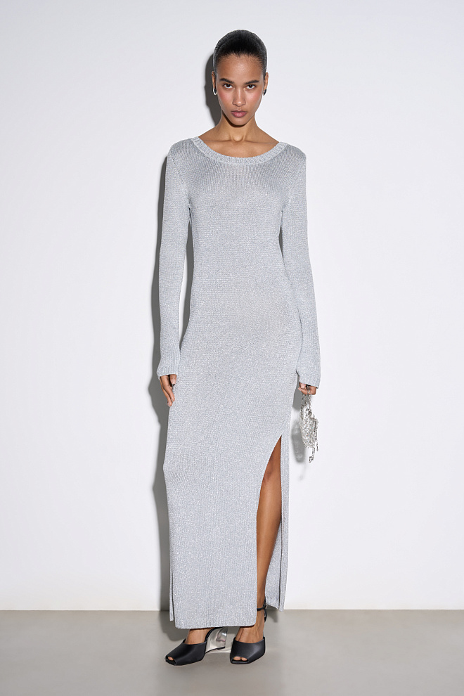 Платье с глубоким вырезом на спине