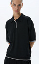 Трикотажная футболка поло из вискозы. Модель прямого силуэта, со спущенной линией плеч, короткими рукавами, отложным воротником-поло и планкой с тремя пуговицами. Рукава и нижний край изделия декорированы кантом контрастного цвета. 