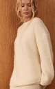 Трикотажный джемпер из пушистой пряжи на основе шерсти альпака. Модель свободного силуэта со спущенной линией плеча. Края изделия в рубчик.