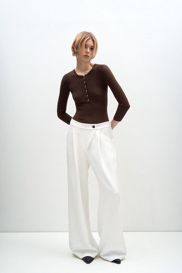 Топ в широкий рубчик с V-образным вырезом