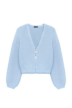 голубой Трикотажный кардиган из 100% хлопка. Модель укороченного силуэта, со спущенной линией плеч, V-вырезом и застежкой на молнию.