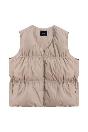 бежевый Стеганый жилет на пуху. Модель свободного силуэта с V-образным вырезом, боковыми карманами и застежкой на молнию.