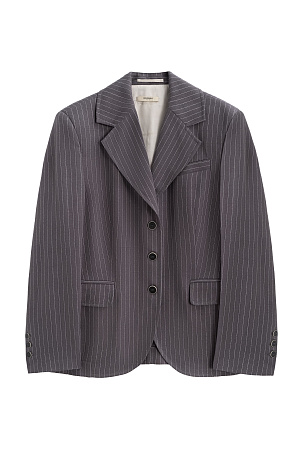 коричневый Классический жакет в полоску изо льна с добавлением вискозы. Модель прямого силуэта, с английским отложным воротником, широкими лацканами и боковыми карманами с клапанами. Застежка на три пуговицы. Изделие на подкладке. 