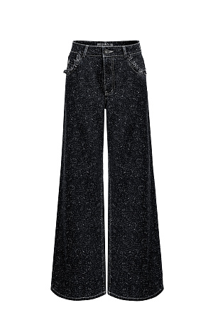 черный Прямые джинсы из 100% хлопка в крапинку. Модель со средней посадкой. Застежка на металлическую пуговицу и молнию, пять карманов. Изделие декорировано бахромой на карманах. Дополнить образ можно жакетом в таком же стиле.