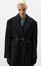 Двубортное пальто свободного силуэта с английским воротником, боковыми карманами, брендированным ярлыком сзади и застежкой на пуговицы. В комплекте тонкий пояс из экокожи. На подкладке. 
