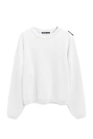 белый Укороченный трикотажный джемпер из хлопка с добавлением вискозы. Модель свободного кроя со спущенной линией плеч и круглым вырезом горловины.