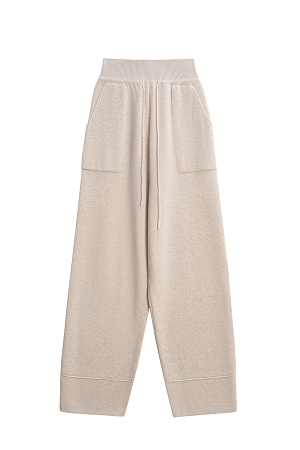 бежевый Трикотажные брюки из кашемира, шерсти и вискозы. Модель свободного силуэта со средней посадкой, широким эластичным поясом в рубчик и большими накладными карманами. 