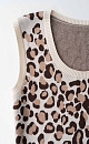 Трикотажный топ с жаккардовым рисунком, имитирующим окрас леопарда. Модель облегающего силуэта без рукавов с круглым вырезом горловины. Края изделия выполнены в рубчик. 