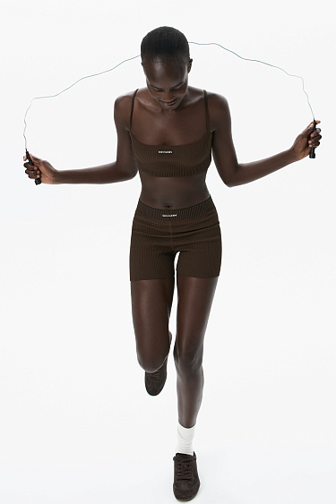 Короткий спортивный топ на бретельках 