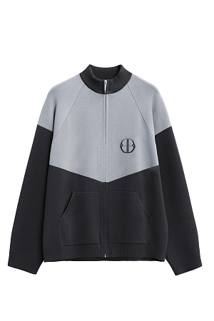 черный Трикотажный бомбер из вискозы с добавлением эластана. Модель прямого силуэта, с рукавом реглан, невысоким воротником-стойкой и боковыми карманами. Изделие декорировано брендированным жаккардом на груди. Застежка на молнию.