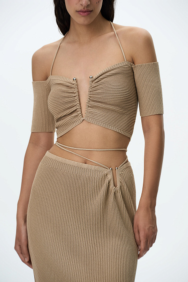 Топ с акцентным лифом