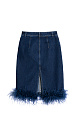 Джинсовая юбка длины миди, декорированная лентой со страусиными перьями. Лента с перьями отстегивается. Застежка изделия на молнию и пуговицу. Два кармана, шлевки на поясе для ремня.
