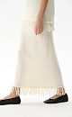 Трикотажная юбка длины макси из ультратонкой шерсти мериноса с добавлением хлопка. Модель прямого силуэта с широким эластичным поясом. Изделие декорировано буклированной бахромой по низу. 
