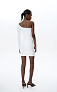 Трикотажное платье длины мини из вискозы. Модель приталенного силуэта с одним рукавом и открытым плечом.