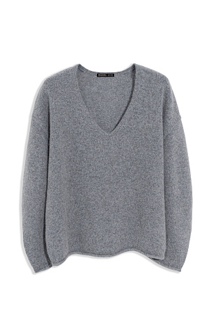 серый Объемный трикотажный джемпер из пуха лисы. Модель с глубоким V-образным вырезом горловины, спущенной линией плеч, длинными широкими рукавами и валиками по низу. Дополнить образ можно юбкой.