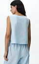 Укороченный топ из 100% льна. Модель свободного кроя, без рукавов, с круглым вырезом горловины. Изделие фиксируется завязками по бокам.