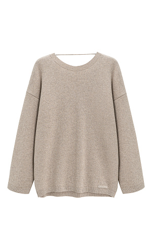 бежевый Трикотажный джемпер из кашемира и шерсти. Модель свободного силуэта с длинными рукавами и глубоким вырезом с перемычкой на спине. Края изделия выполнены в рубчик. 