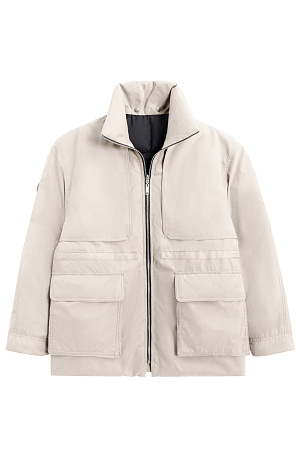 молочный Двусторонний пуховик. Модель свободного силуэта с регулируемой кулиской на талии, большими накладными карманами с клапанами и воротником-стойкой. В комплекте к куртке идет дополнительный объемный воротник и капюшон. Застежка на молнию.