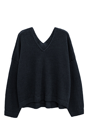 черный Трикотажный джемпер из 100% льна с V-образным вырезом. Модель прямого силуэта с длинным рукавом и удлиненной спинкой. Края изделия выполнены в рубчик.