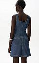 Джинсовое платье длины мини из хлопка. Модель приталенного силуэта на широких бретельках, с двумя боковыми карманами, карманами сзади и застежкой на молнию. Платье имеет отрезной лиф с декоративными швами.