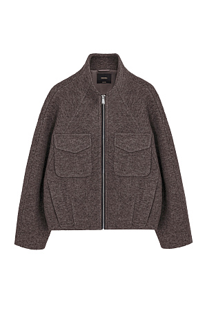 коричневый Шерстяная куртка на подкладке. Модель свободного силуэта со спущенной линией плеча, накладными карманами на груди и воротником-стойкой. Застежка на молнию.
