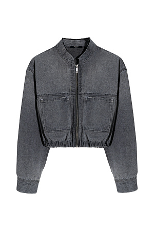 серый Джинсовый бомбер с накладными карманами. Модель свободного силуэта со спущенной линией плеча и брендированным ярлыком на спине. Манжеты на пуговицах.