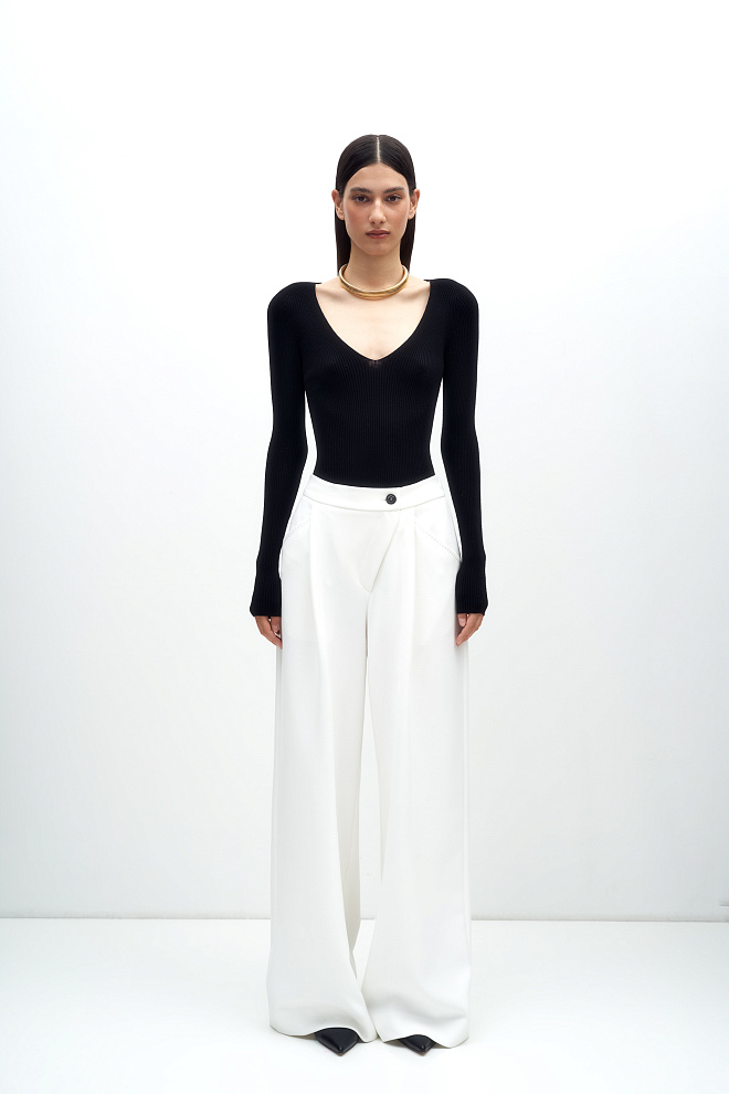 Лонгслив с V-образным вырезом