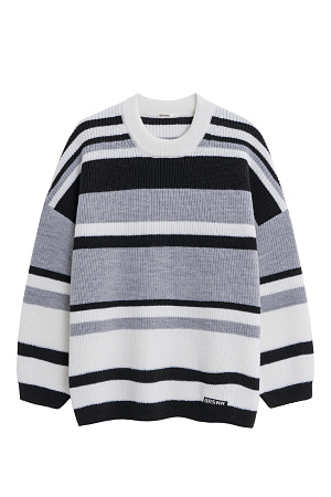 серый Трикотажный джемпер из шерсти в полоску. Модель свободного силуэта, со спущенной линией плеч, длинными рукавами и круглым вырезом горловины. Изделие декорировано пришивным логотипом бренда.&nbsp;&nbsp;