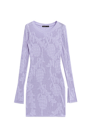 сиреневый Трикотажное платье длины мини из органического хлопка. Модель приталенного силуэта, с длинными расклешенными рукавами разрезами на манжетах и круглым вырезом горловины. Изделие декорировано объемным растительным орнаментом. <br />
Органический хлопок - более экологичная и безопасная альтернатива обычному хлопку, выращенная без использования химикатов. 