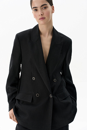 черный Двубортный жакет с отстрочкой из 100% льна. Модель прямого кроя с лацканами. Два прорезных кармана с клапанами и нагрудный карман. Манжеты декорированы пуговицами.