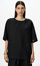 Широкая футболка из 100% льна. Модель прямого кроя, со спущенной линией плеча, круглым вырезом горловины и асимметричным низом с разрезами по бокам. Изделие декорировано накладным карманом на груди и брендированным ярлыком на рукаве. Застежка на пуговицу сзади.
