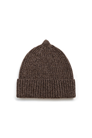 коричневый Трикотажная шапка в рубчик. Модель с отворотом.