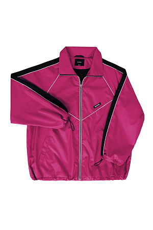 фуксия Куртка в спортивном стиле с карманами по бокам, белым кантом и широким лампасом. Брендированный ярлык на груди. Подкладка из сетчатой ткани по бокам, воротник-стойка. Дополнить образ можно брюками или шортами в том же стиле.