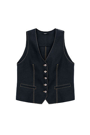 черный Жилет изо льна. Модель прямого кроя с V-образным вырезом и имитацией карманов. Застежка на пуговицы. Дополнить образ можно джинсами в таком же стиле.