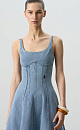 Джинсовое платье длины миди из 100% хлопка. Модель приталенного силуэта, с вытачками на талии, акцентным лифом, на тонких бретельках, вертикальными рельефными швами и необработанным низом.