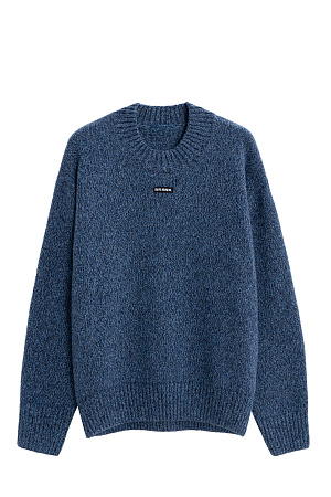 синий Объемный джемпер из шерсти с добавлением кашемира. Модель свободного силуэта, со спущенной линией плеч. Воротник выполнен изнаночными петлями в широкий рубчик. Манжеты рукавов и низ изделия - на резинке. Джемпер декорирован брендированным трикотажным ярлычком.