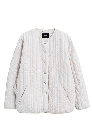 молочный Стеганая куртка на синтепоне из нейлона. Модель с круглым вырезом горловины, спущенной линией плеч и карманами. Застежка на кнопки.<br />
Изделие можно использовать как второй слой под верхнюю одежду.