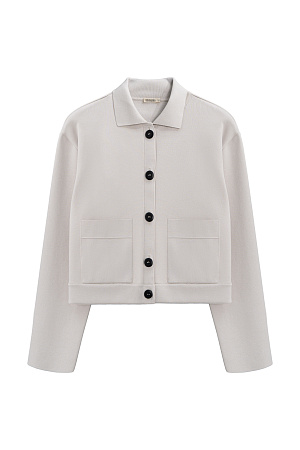 бежевый Укороченный трикотажный жакет из вискозы. Модель с отложным воротником и накладными карманам. Застежка на пуговицы. Изделие выполнено без подкладки.