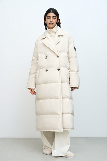 Длинный пуховик с сумкой на поясе