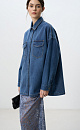 Джинсовая рубашка из 100% хлопка. Модель свободного силуэта, с длинными рукавами, отложным воротником и накладными карманами на груди с клапанами. Застежка на магнитные пуговицы. Изделие декорировано вставкой из кружева на спине.