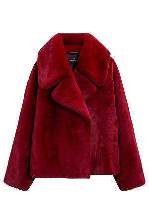 красный Шуба из экомеха. Модель с широким отложным воротником и врезными карманами. Изделие выполнено на подкладке.
