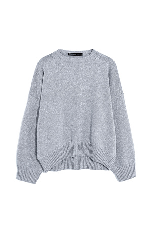 серебро Трикотажный джемпер из вискозы с добавлением люрекса. Модель свободного силуэта с круглым вырезом горловины и спущенной линией плеча.&nbsp;&nbsp;