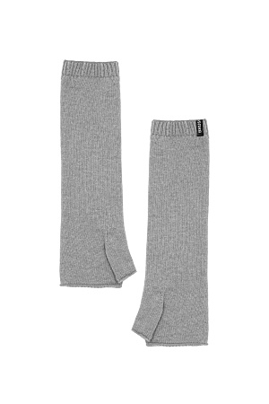 серый Трикотажные митенки из шерсти с добавлением кашемира. Модель с валиком по краю, эластичной резинкой в рубчик и брендированной биркой. 