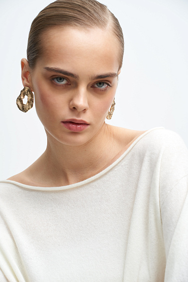 Джемпер с закрученными краями