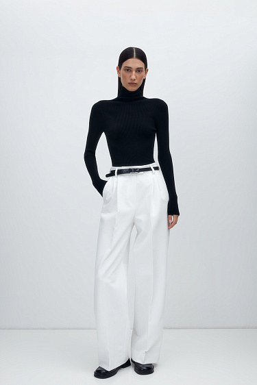 Цельновязаная водолазка в рубчик