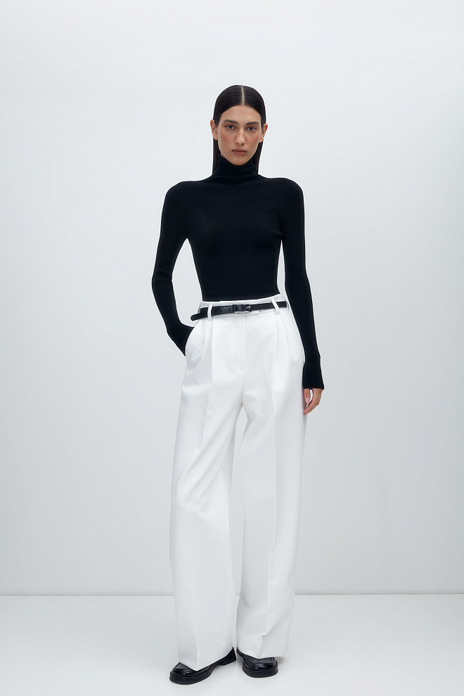 Цельновязаная водолазка в рубчик