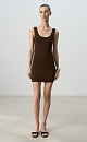 Трикотажное платье длины мини из вискозы. Модель облегающего силуэта с U-образным вырезом горловины и широкими бретелями.